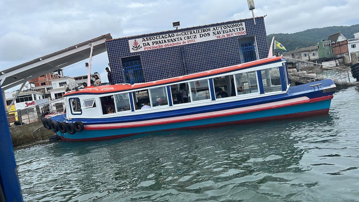 Embarcação de passageiros Branquela atracada