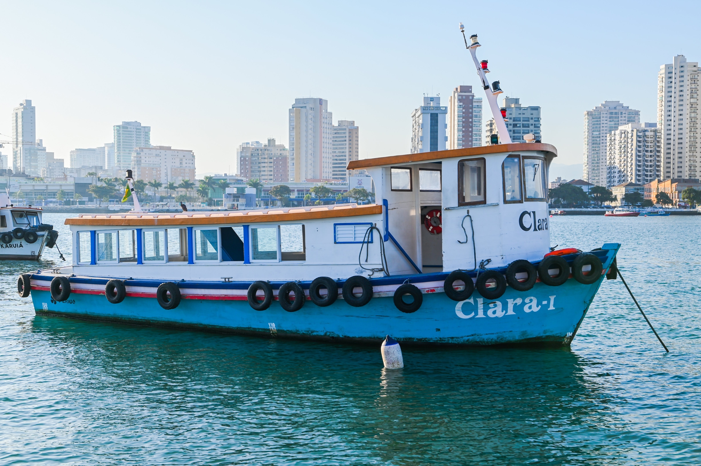 Embarcação de passageiros Clara I fundeada em Santos