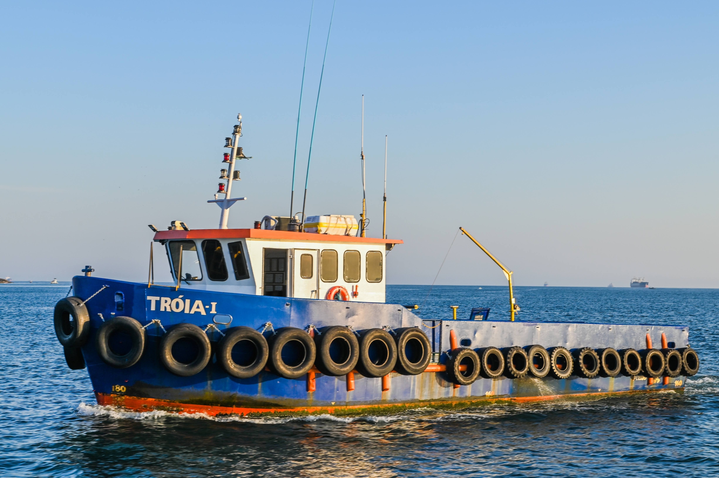 Embarcação Tróia I navegando no mar