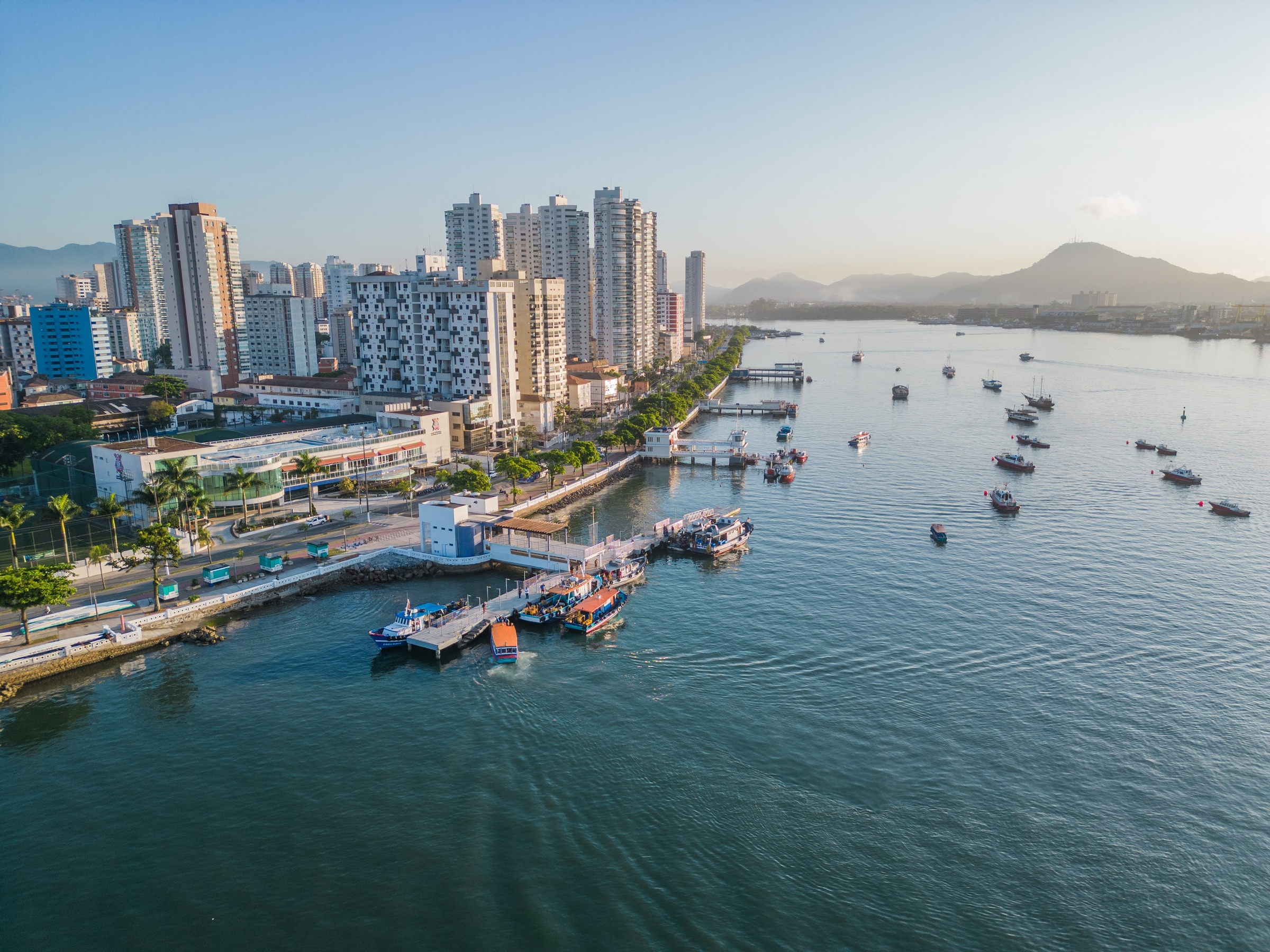 Estuário de Santos pela manhã, com embarcações fundeadas e a orla da cidade